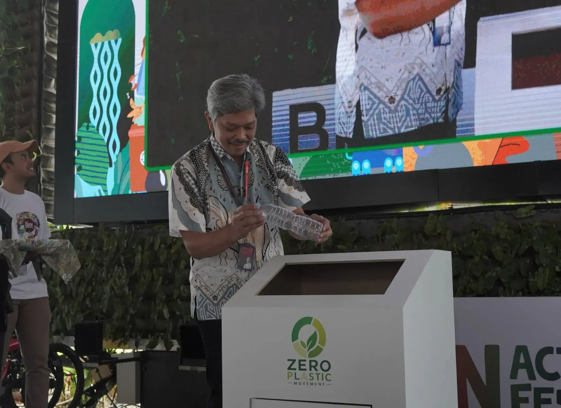 Telkom mulai 'Zero Plastic Movement' dan gandeng UMKM lewat water refill dan edukasi